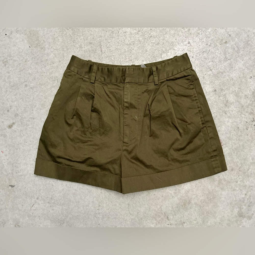 Alice + Olivia Women’s Green Bermuda Cuffed Shorts. Size 2